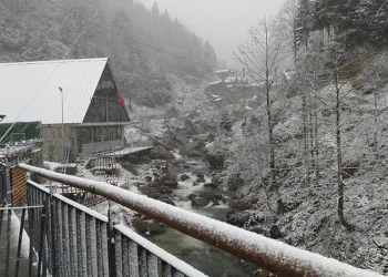 Ayder Yaylası ilkbaharda beyaza büründü