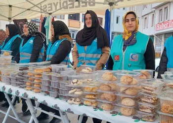 Evde pişirip depremzedeler için satıyorlar