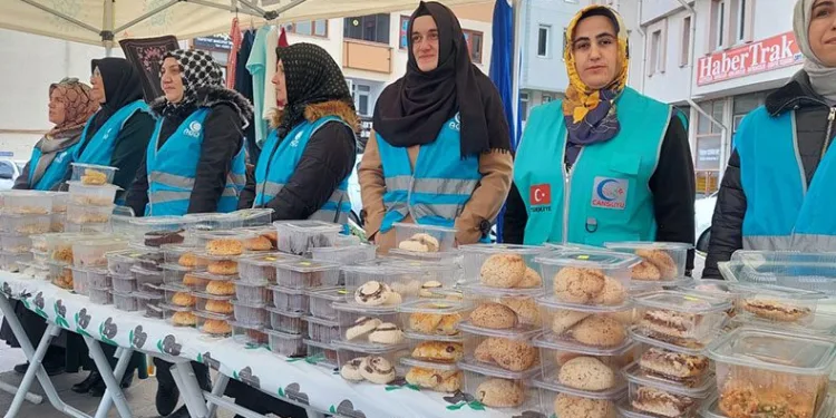 Evde pişirip depremzedeler için satıyorlar