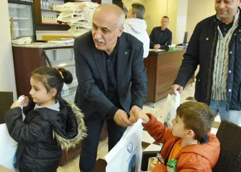 Aydın’dan Çocuklara jest