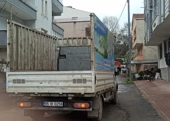 Atık toplama aracı kadının üzerinden geçti