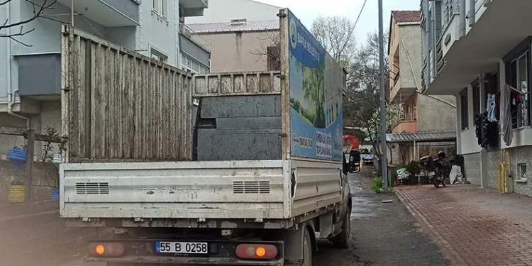 Atık toplama aracı kadının üzerinden geçti