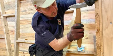 Polis memurları depremzedelere ahşap ev yapıyor