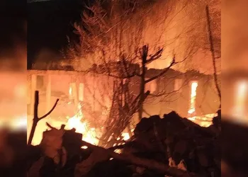 Köy evinde korkutan yangın