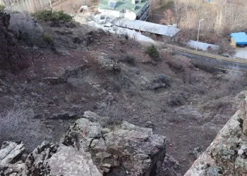 Depremde kopan kaya korkutuyor