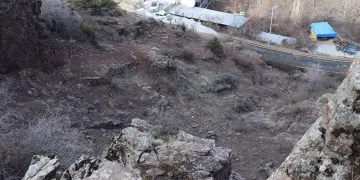 Depremde kopan kaya korkutuyor