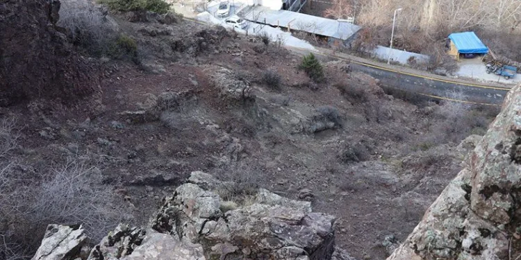 Depremde kopan kaya korkutuyor