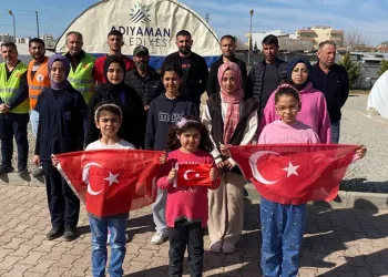 Depremzedelerden anlamlı kutlama