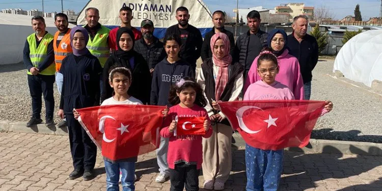 Depremzedelerden anlamlı kutlama