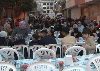 Zeytinburnulular sokak iftarında bir araya geldi