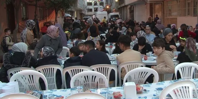 Zeytinburnulular sokak iftarında bir araya geldi