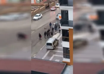 Sağanak yağış altında dakikalarca kavga ettiler