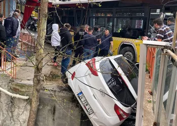 Halk otobüsü önüne geleni sürükleyip durağa daldı