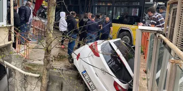 Halk otobüsü önüne geleni sürükleyip durağa daldı
