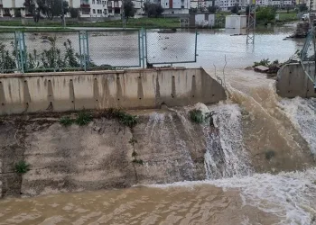 Patlayan boru mahalleyi sular altında bıraktı