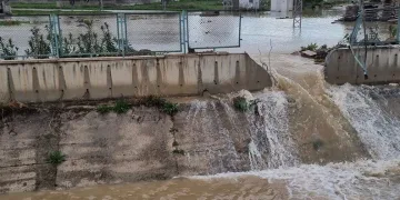 Patlayan boru mahalleyi sular altında bıraktı