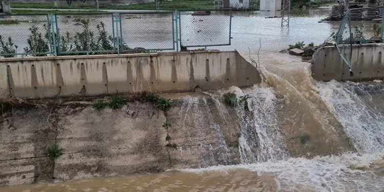 Patlayan boru mahalleyi sular altında bıraktı