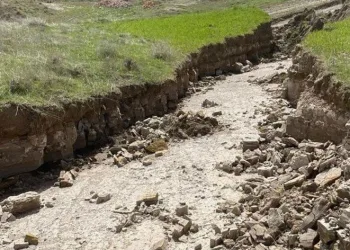 Girik köyünde fay kırığı oluştu