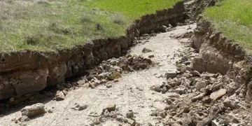 Girik köyünde fay kırığı oluştu