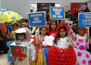 Minik öğrencilerden sıra dışı defile