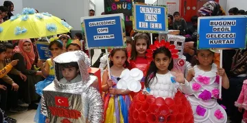 Minik öğrencilerden sıra dışı defile