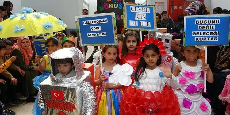 Minik öğrencilerden sıra dışı defile