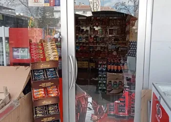 Camını kırarak girdiği marketi soydu