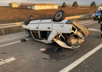 Hurdaya dönen aracın altından sağ çıktı