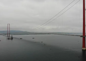 Platform indirilerek Çanakkale Köprüsü’nün altından geçirildi