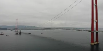 Platform indirilerek Çanakkale Köprüsü’nün altından geçirildi
