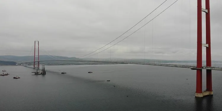 Platform indirilerek Çanakkale Köprüsü’nün altından geçirildi