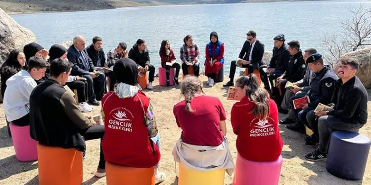 Manzaraya karşı kitapları konuştular