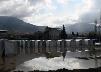Yağmur depremzedelere zor anlar yaşattı