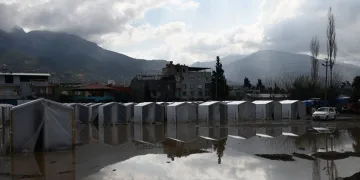 Yağmur depremzedelere zor anlar yaşattı