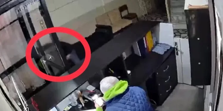 Müşteri gibi girdi, cep telefonu çalarak çıktı