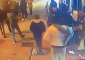 Kadınların omuz atma kavgası kamerada