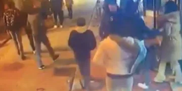 Kadınların omuz atma kavgası kamerada