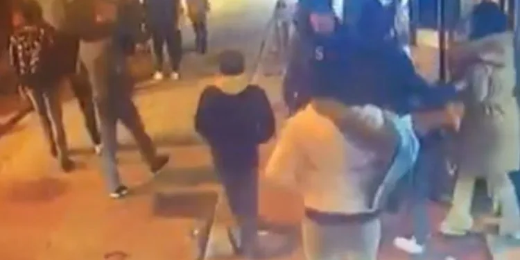 Kadınların omuz atma kavgası kamerada