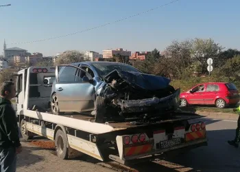 Kocaeli’de otomobil istinat duvarına çarptı