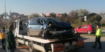 Kocaeli’de otomobil istinat duvarına çarptı