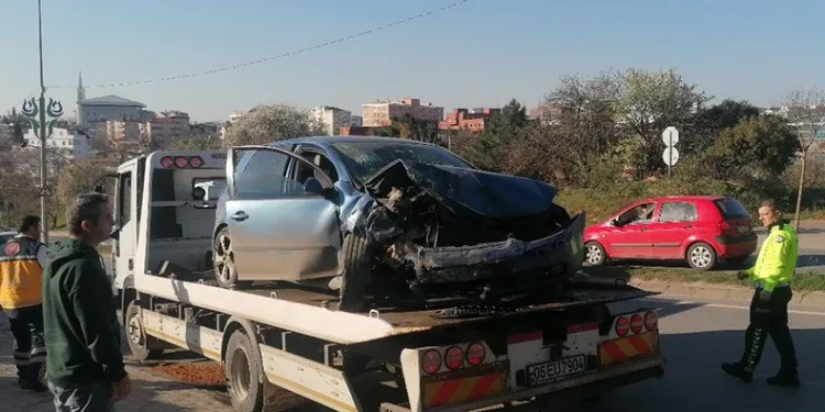 Kocaeli’de otomobil istinat duvarına çarptı
