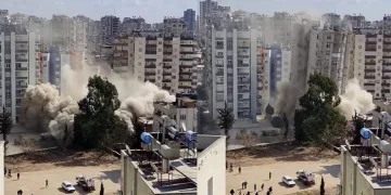 14 katlı bina kontrollü şekilde yıkıldı