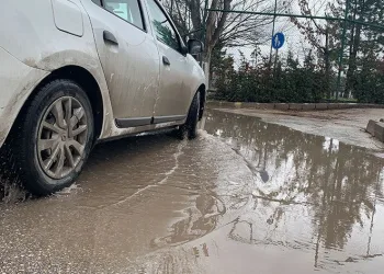 Eskişehir’de ara sokaklar göle döndü