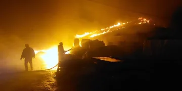 Geri dönüşüm deposunda yangın paniği