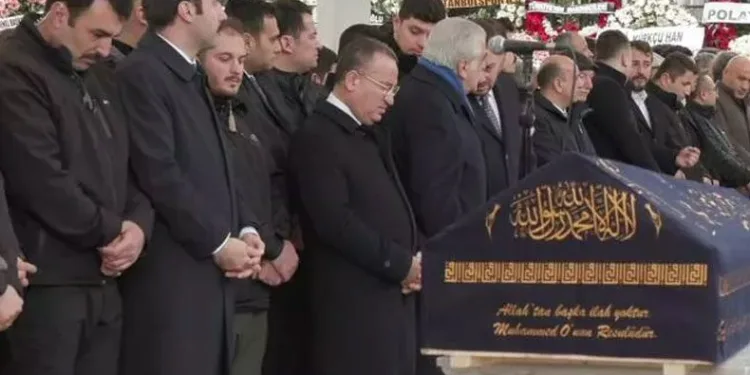 Bakan Varank babasını son yolculuğuna uğurladı