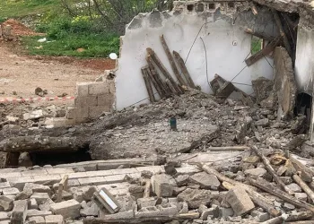 Çivi çakmaya çalıştığı depo başına çöktü