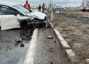 İşçileri taşıyan kamyonet otomobille çarpıştı