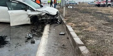 İşçileri taşıyan kamyonet otomobille çarpıştı