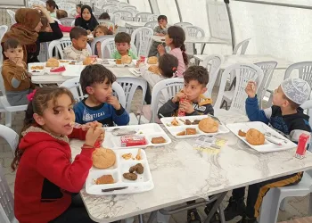 Küçük depremzedelere erken iftar