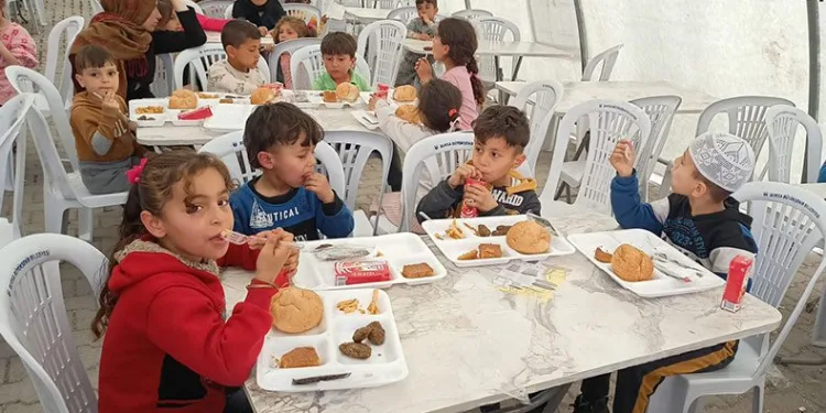 Küçük depremzedelere erken iftar